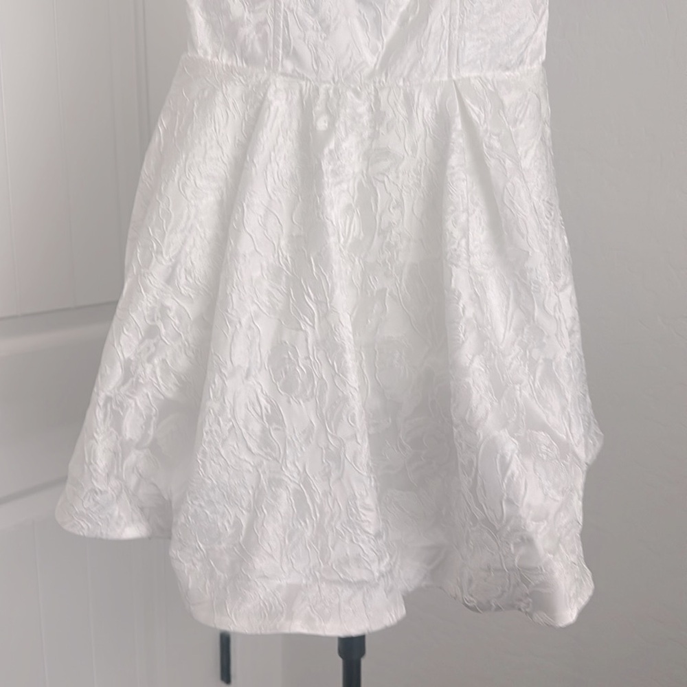 SELFIE LESLIE Belle Enchante Jacquard Mini Dress White Deep V Back Size M - Picture 6 of 16
